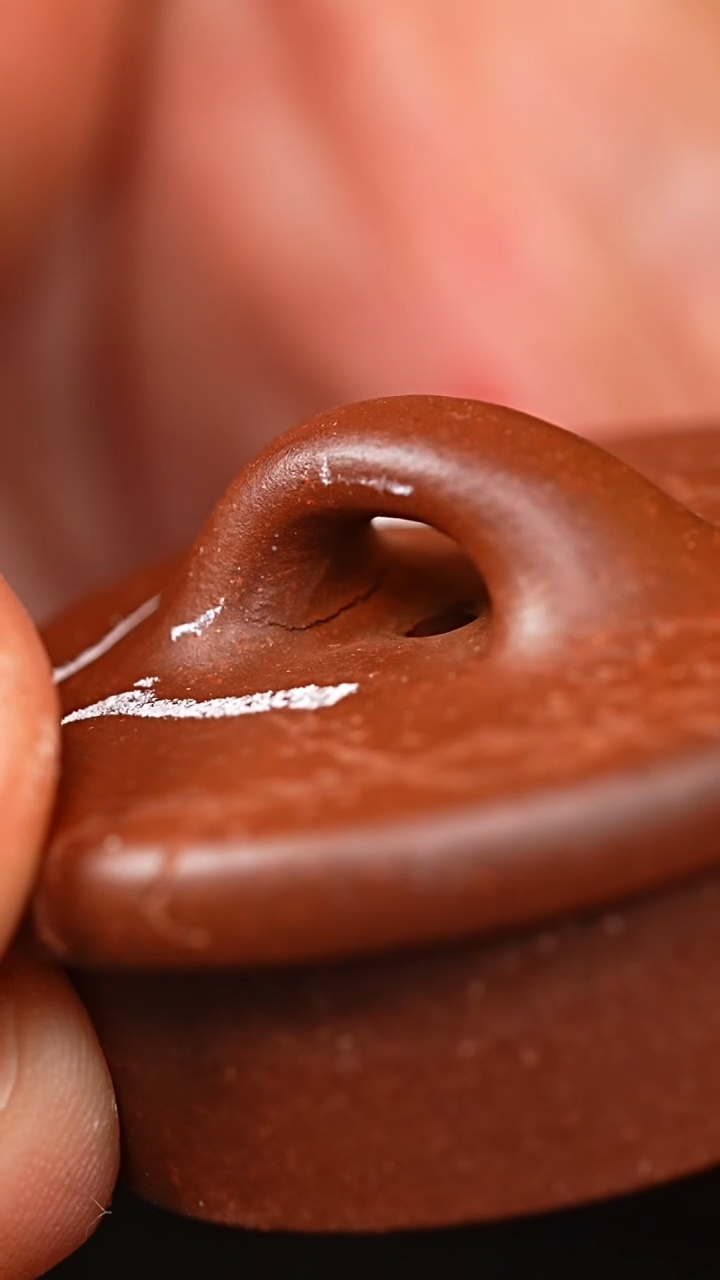 茶壶紫砂微瑕底槽青刻松子冶