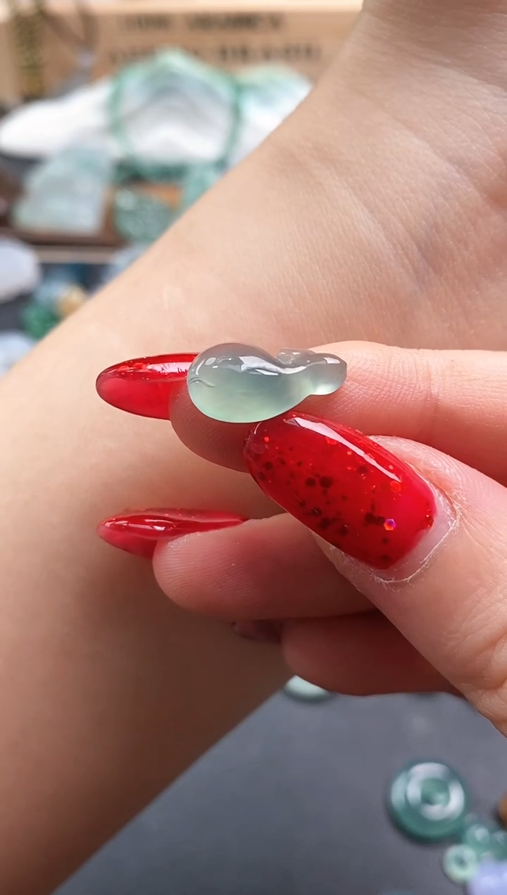 颈饰未镶嵌翡翠鲸鱼