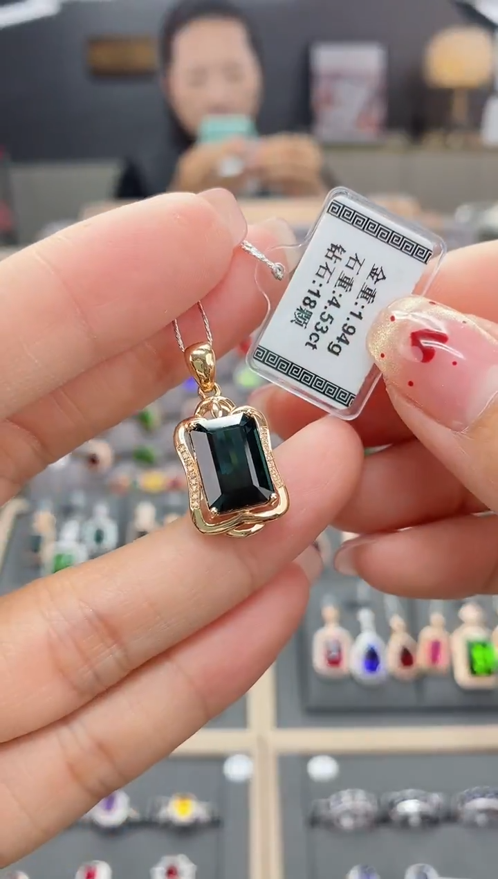 【闪购商品】碧玺颈饰18K金镶嵌4.53