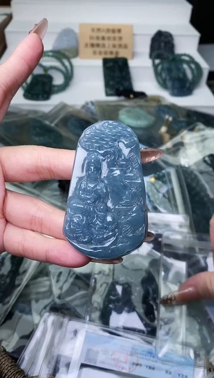 颈饰未镶嵌翡翠 