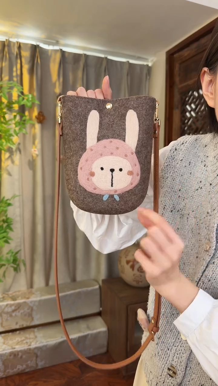 羊毛非遗羊毛毡包 手机包兔子