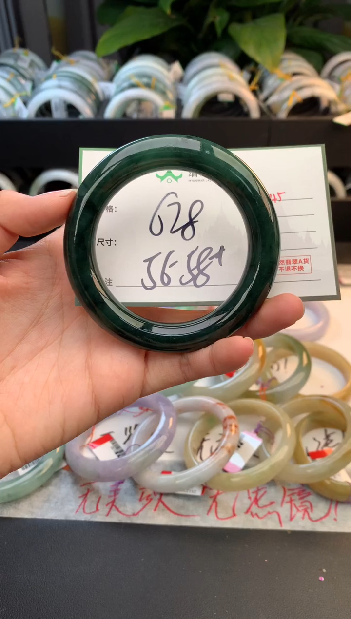 未镶嵌定制翡翠毛货需精细抛光+多人