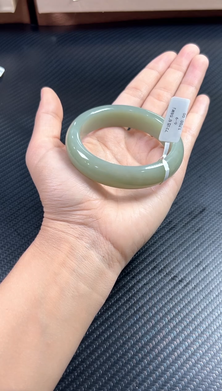 未镶嵌手镯和田玉且末微色差jk 58+Mm