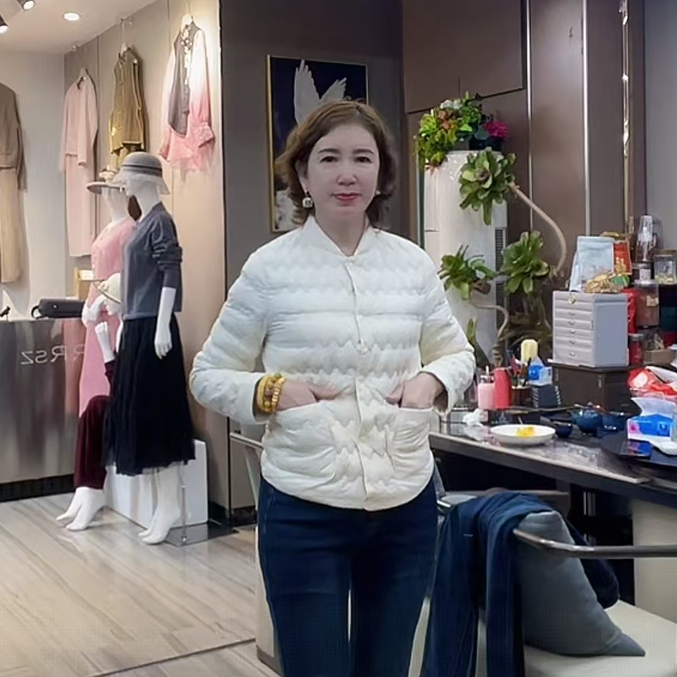 茹茹时装秋款纽扣波浪羽绒服