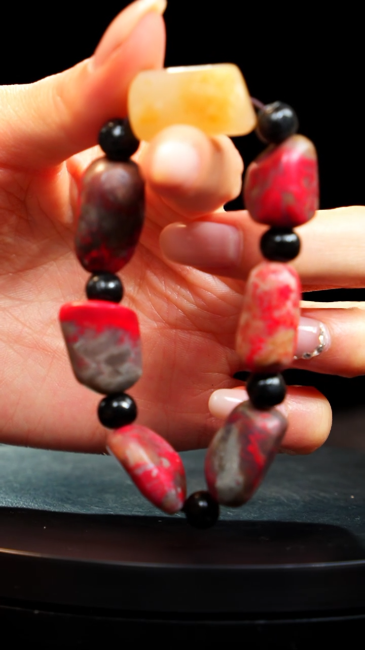 鸡血石牛角冻鸡血石