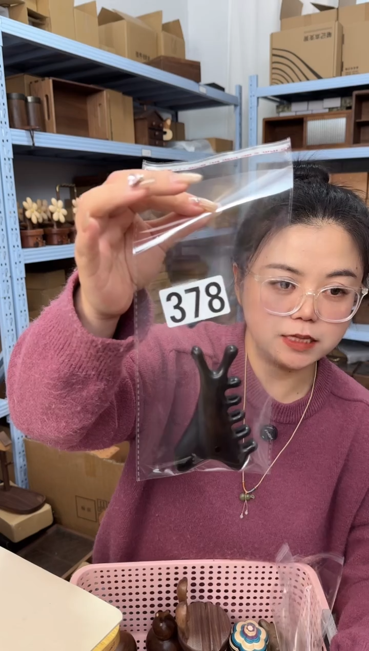 木378紫光檀微瑕小怪兽按摩梳