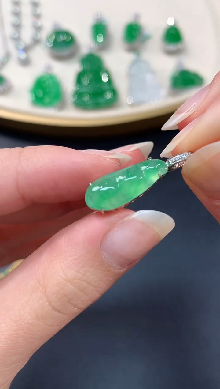 【闪购商品】翡翠吊坠(不含链)18K金镶嵌豆子A03|2800