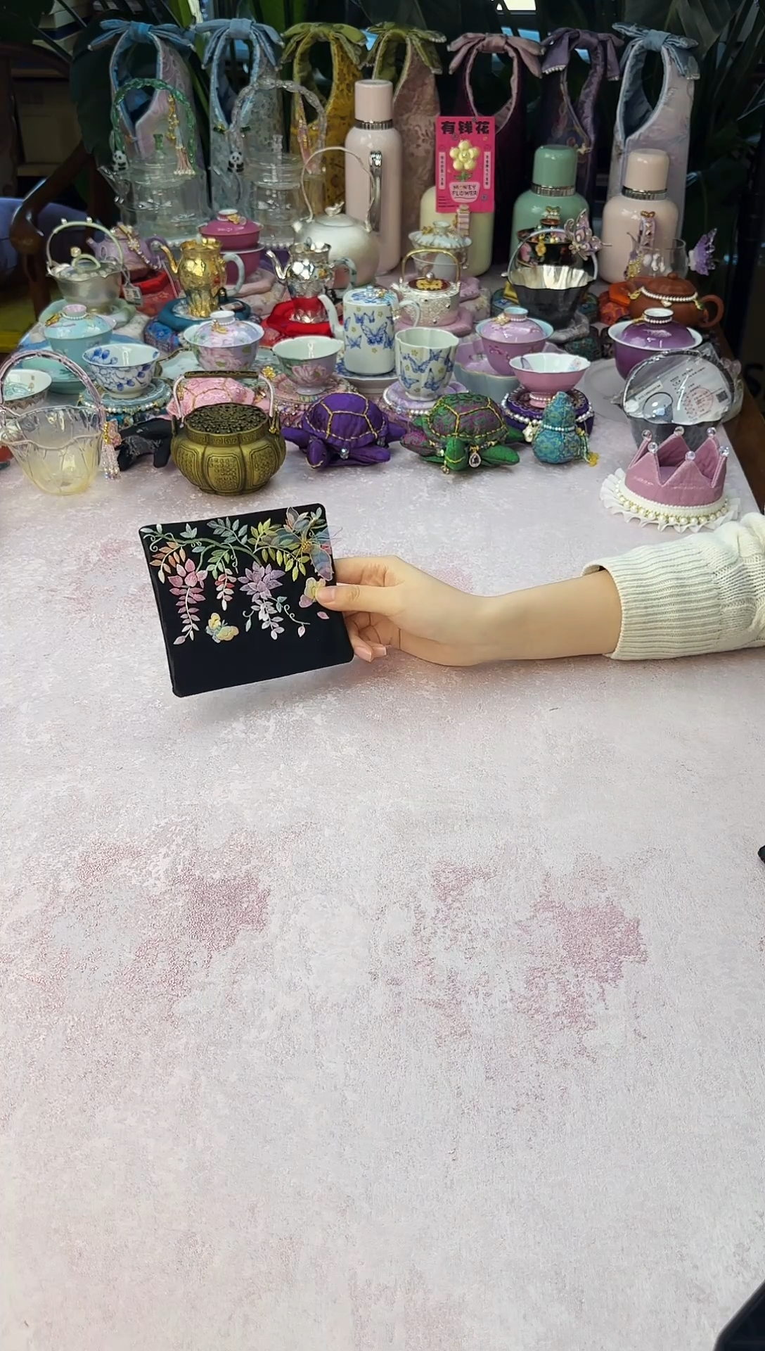 66黑底真丝紫藤刺绣茶席