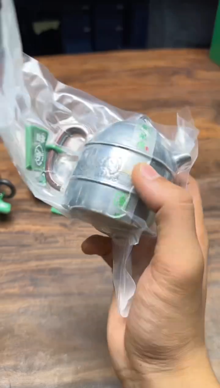 鹿**荡呆坐 雪花纹錾刻嵌金秋山待渡 秦权壶
