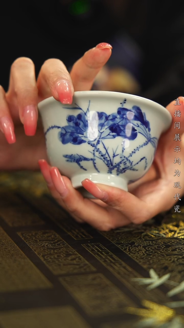 杯子瓷青花釉下“荷花”压手杯
