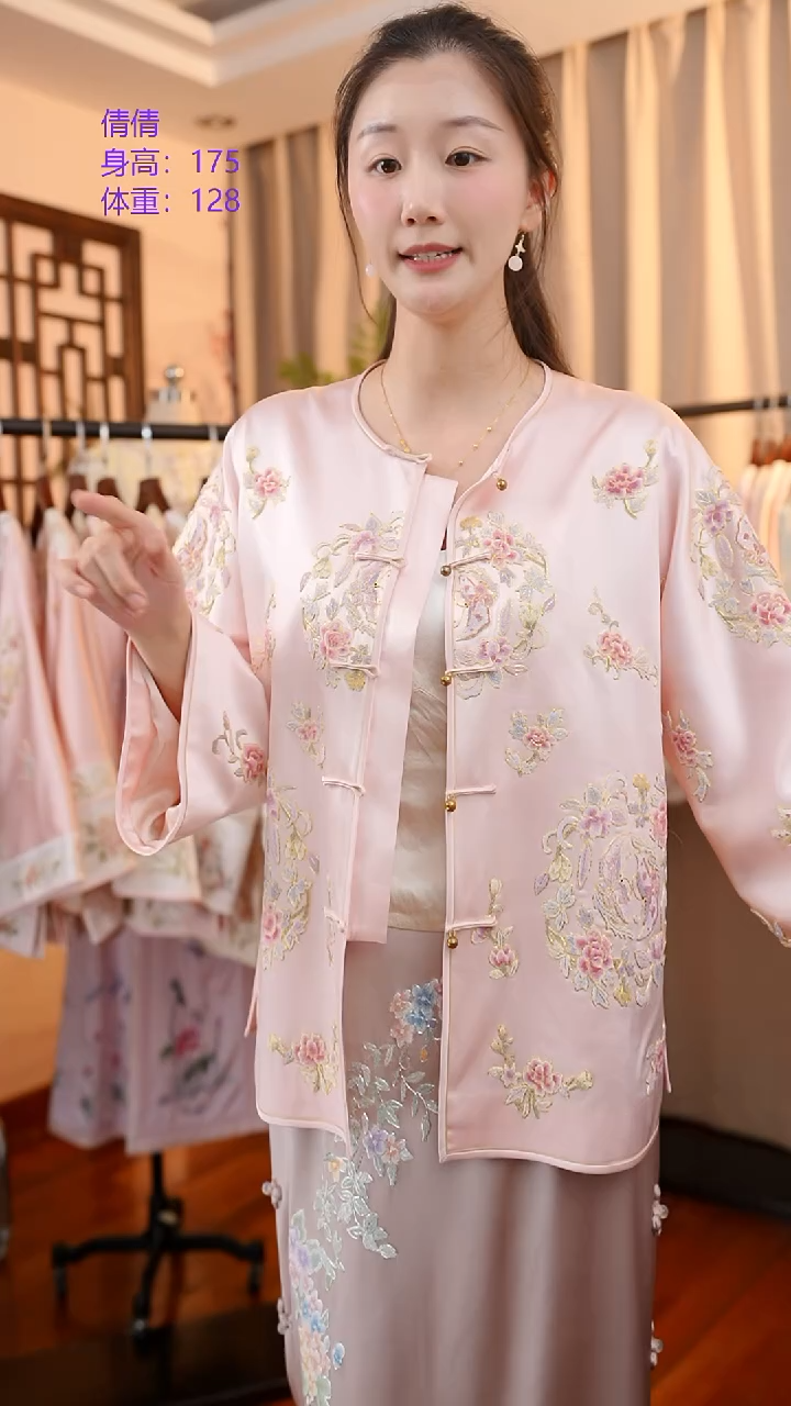 刺绣八团太太服 桑蚕丝非遗苏绣服饰