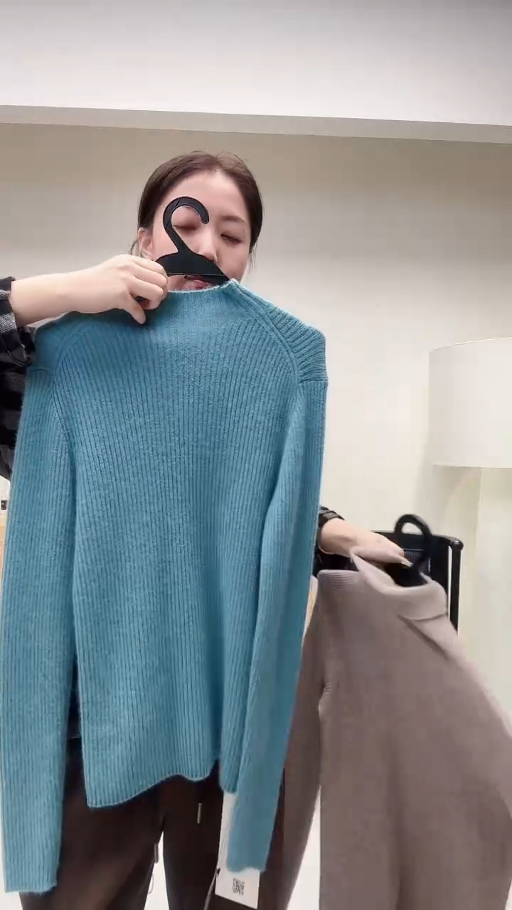湖蓝色细坑条小低领羊毛衫