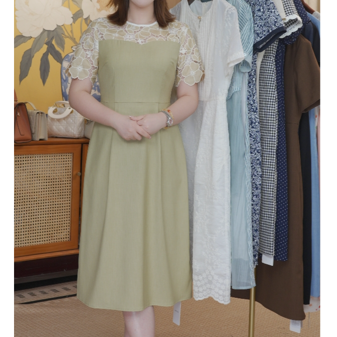 镂空花黄绿色连衣裙2025夏季新款优雅知性收腰A字裙