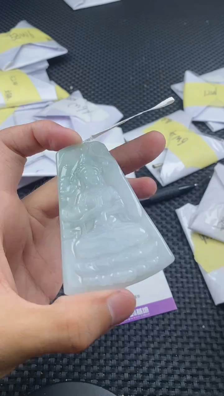 翡翠未镶嵌颈饰            