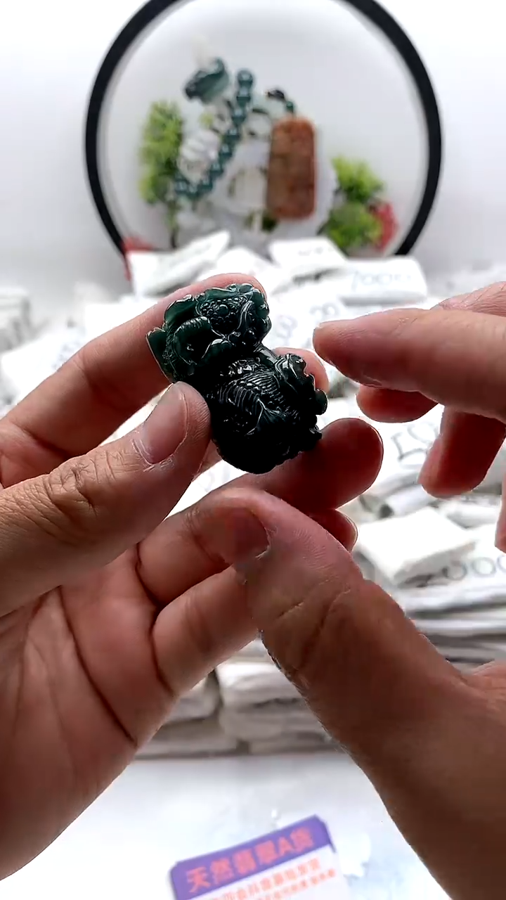 翡翠未镶嵌颈饰霸王貔貅