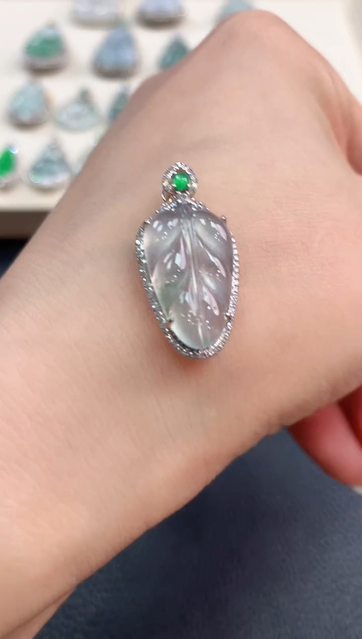 【闪购商品】翡翠吊坠(不含链)18K金镶嵌b22       