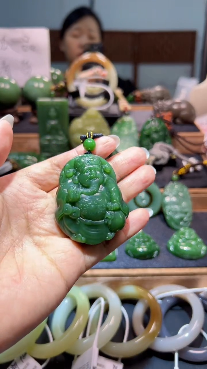 颈饰未镶嵌和田玉（碧玉）1