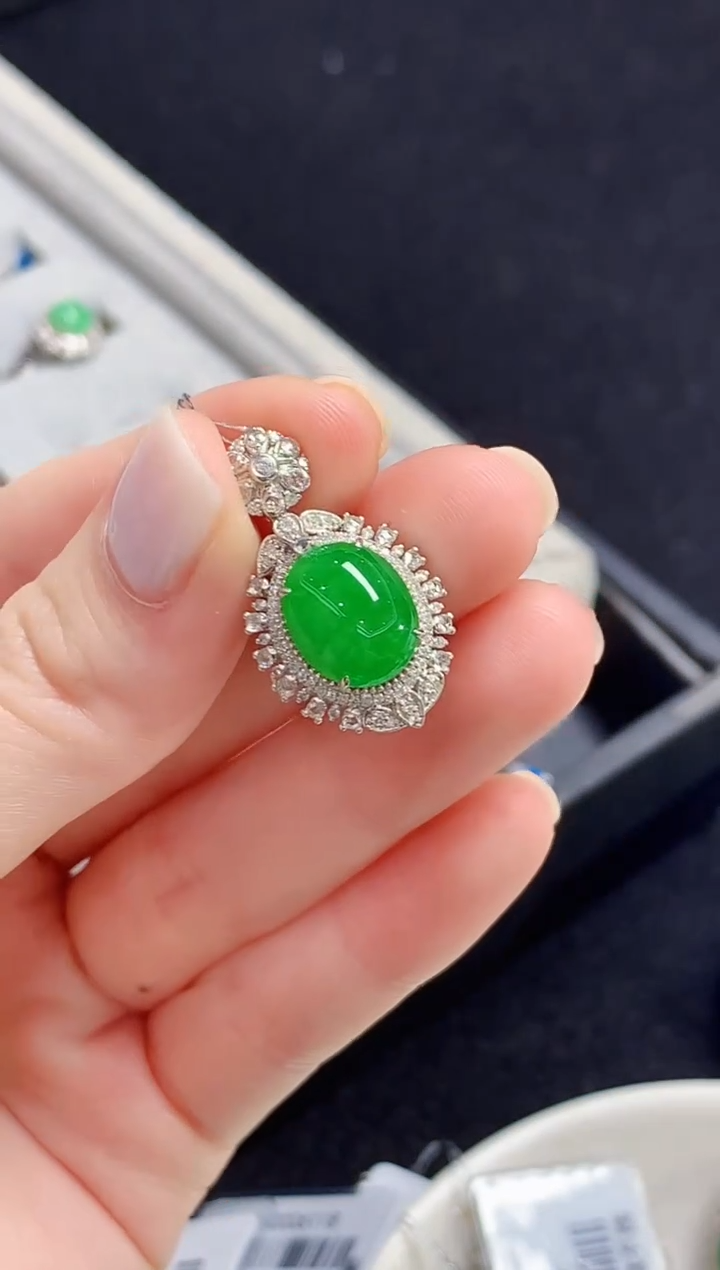 吊坠(不含链)18K金镶嵌翡翠多样性发其一