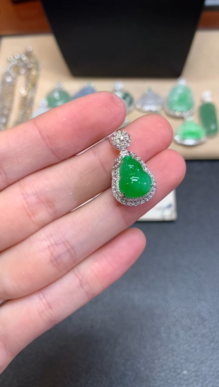 【闪购商品】翡翠颈饰18K金镶嵌葫芦【无服务费】