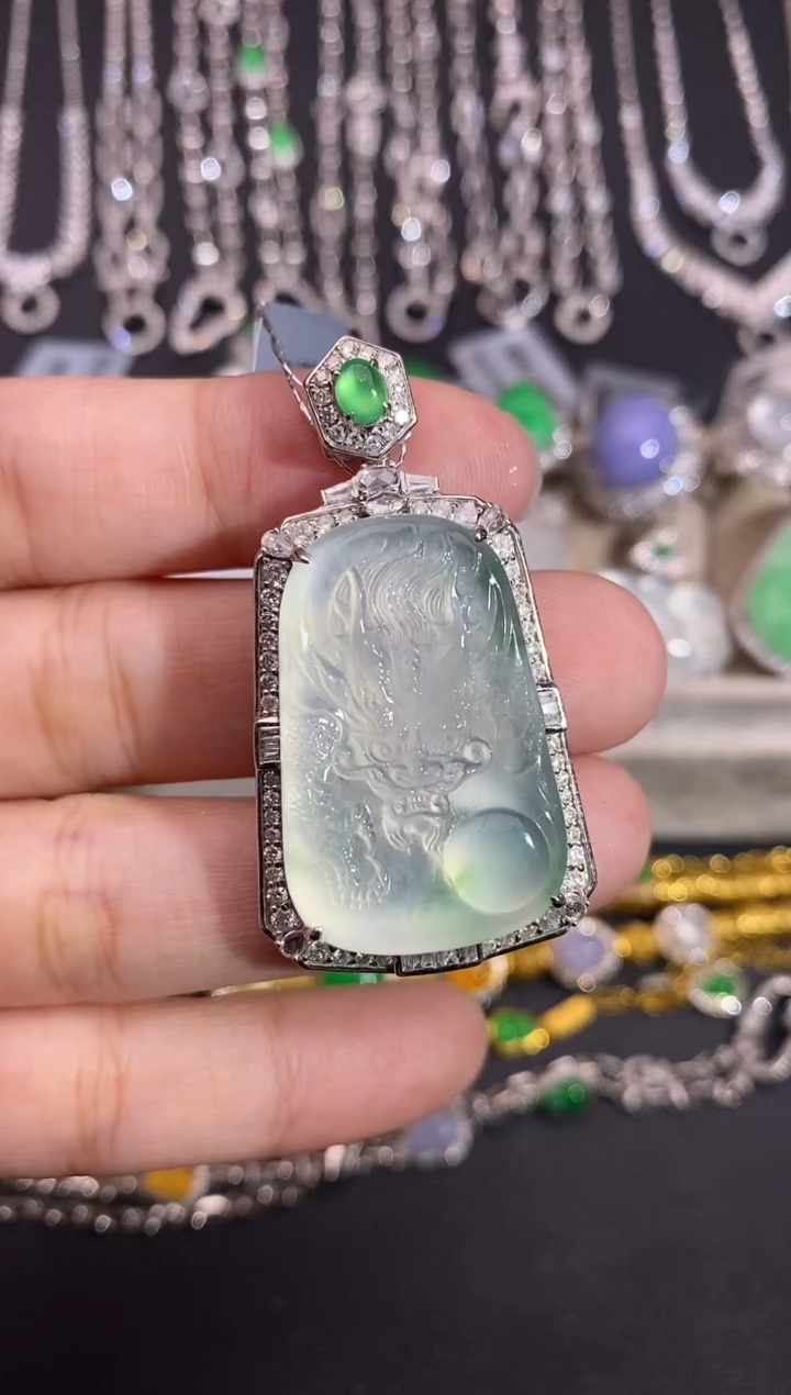 颈饰18K金镶嵌翡翠吊坠