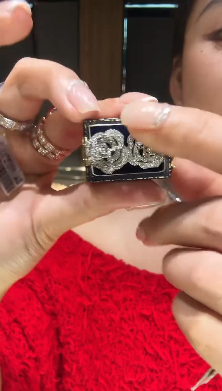 【闪购商品】钻石耳饰18K金镶嵌1克拉山茶花