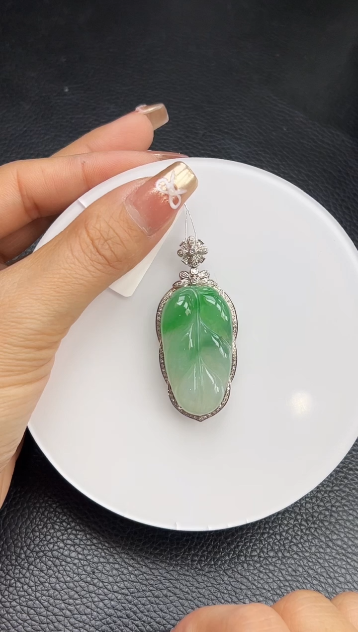 【闪购商品】翡翠颈饰18K金镶嵌YM662-1 叶子