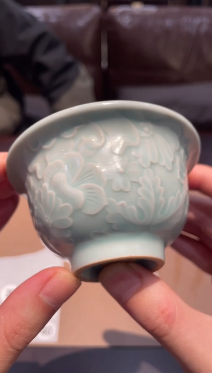 28窑承青瓷万花压手杯