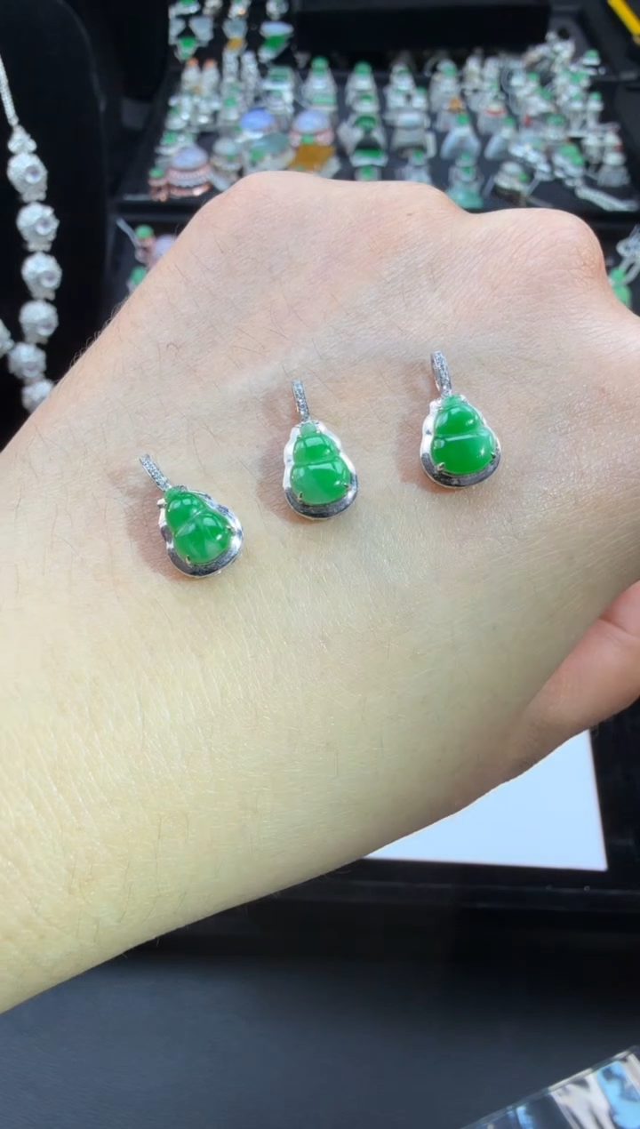 【闪购商品】翡翠吊坠(不含链)18K金镶嵌小葫芦（多样性发货）