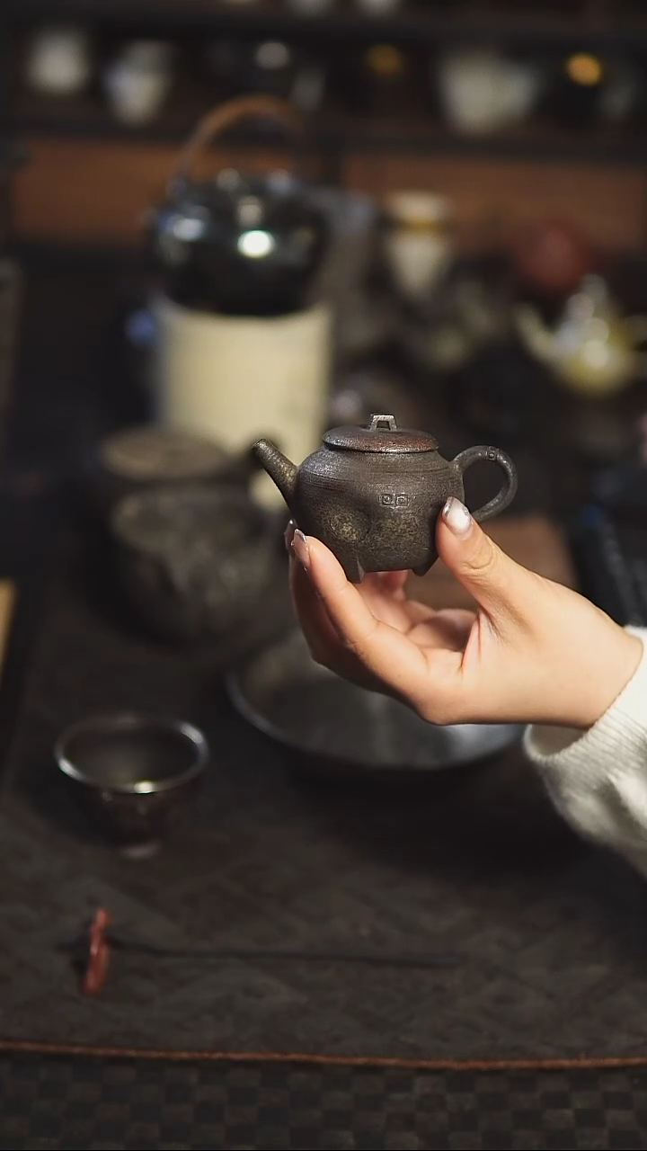 【闪购商品】欧文俊 正把三足壶