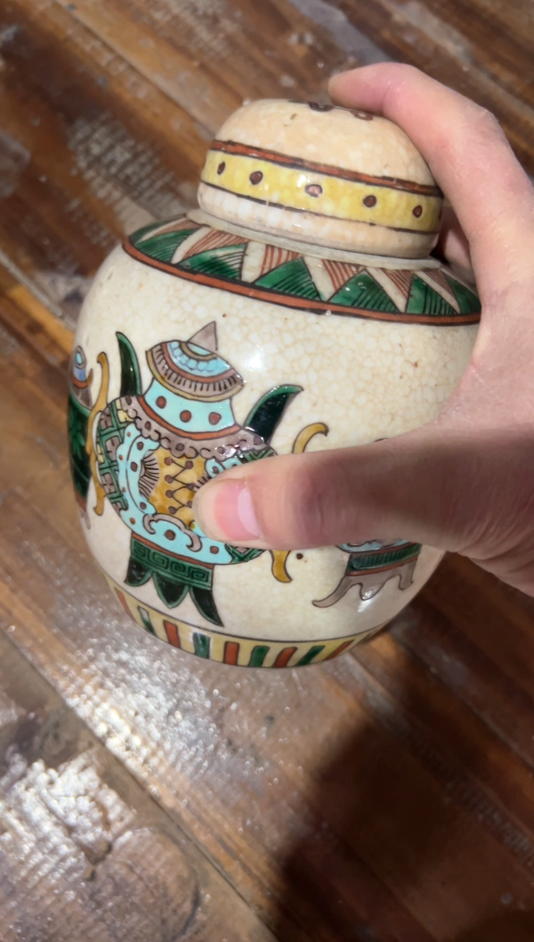 R*五彩博古纹盖罐