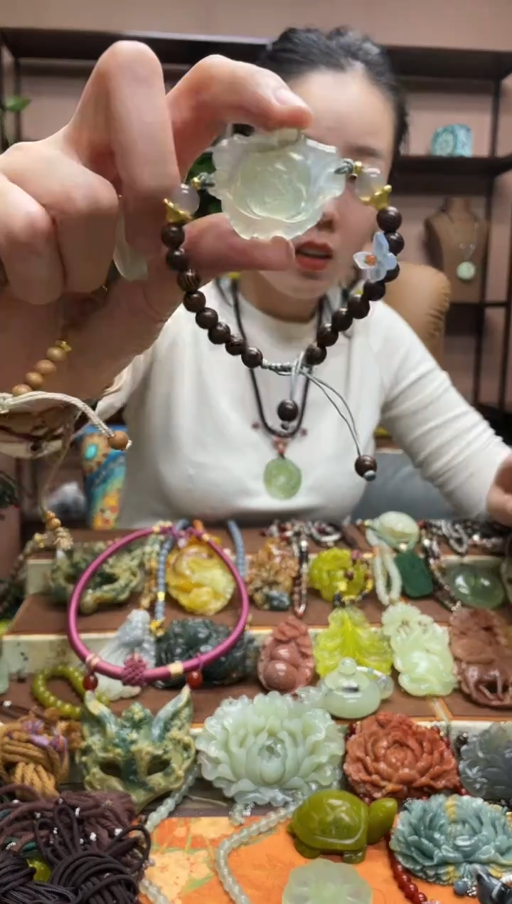 未镶嵌岫玉颈饰多样性发货发其中之一