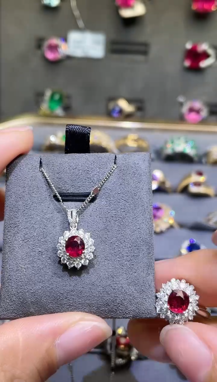 18K金镶嵌吊坠(不含链)红宝石0.72ct