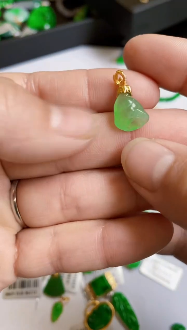 【闪购商品】翡翠颈饰未镶嵌莲蓬