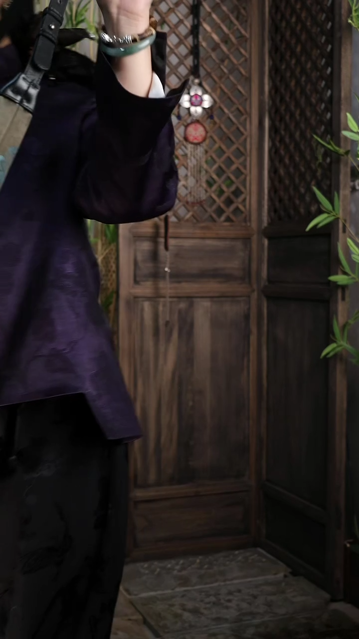 【闪购商品】包朴意凡器 贡缎月牙真皮包