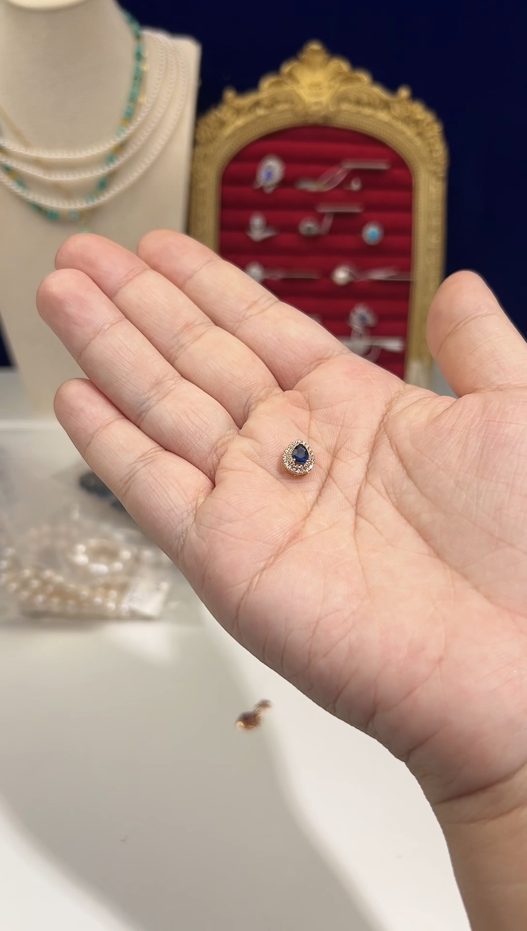 颈饰蓝宝石18K金镶嵌躺****?精美时尚蓝宝石吊坠