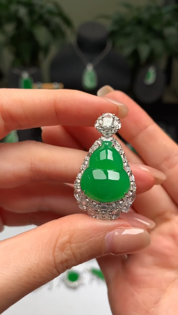 颈饰18K金镶嵌翡翠葫芦