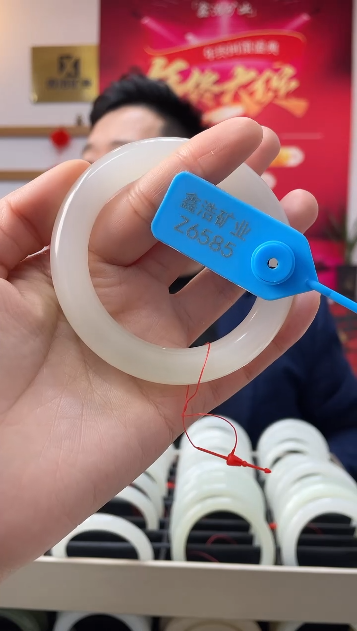 【闪购商品】和田玉手镯未镶嵌Z6585圈口57+白胶猫手镯一条