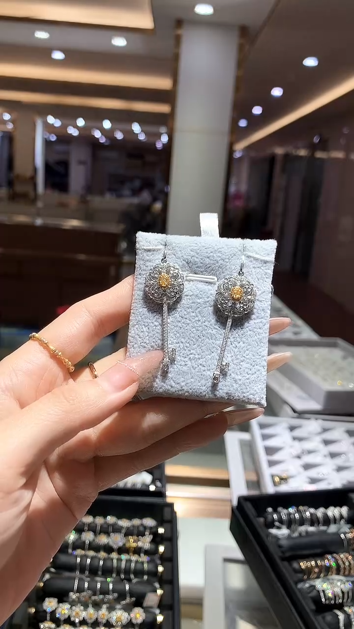 【闪购商品】钻石吊坠18K金镶嵌钥匙吊坠多样性发一