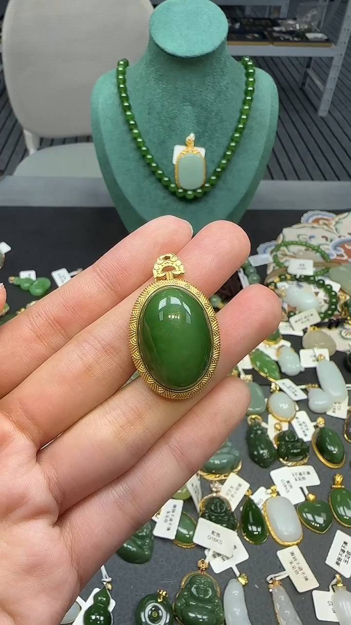 18K金镶嵌和田玉挂件1
