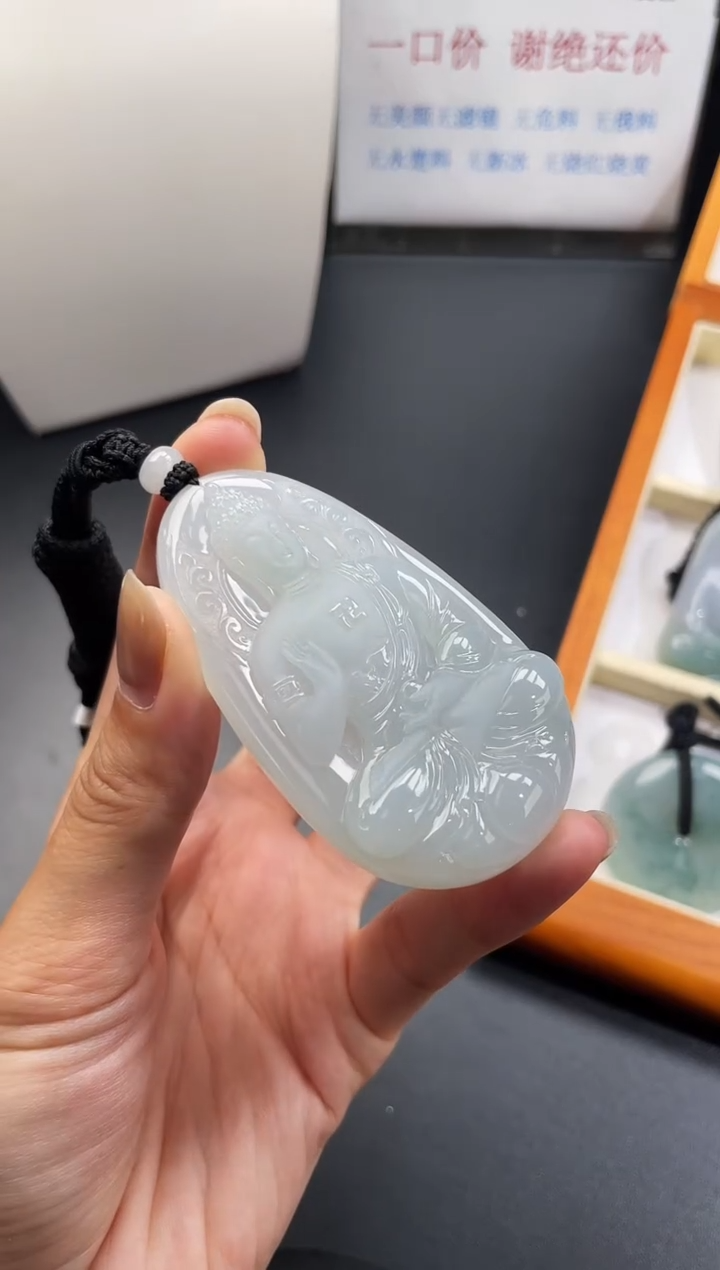 翡翠未镶嵌颈饰向**前阿弥