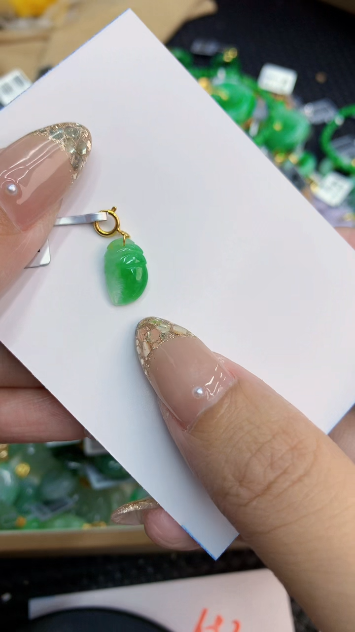 翡翠未镶嵌颈饰             8