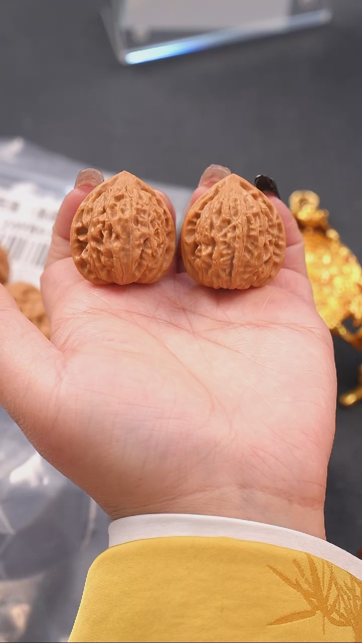 【闪购商品】文玩核桃吊坠32蜡皮金牛