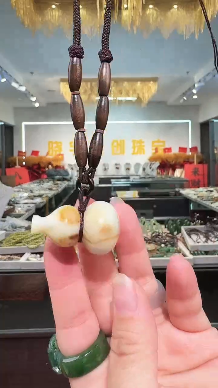 未镶嵌戒指和田玉吊坠