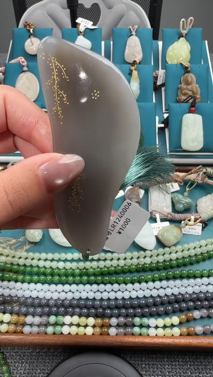 颈饰未镶嵌和田玉吊坠 LR