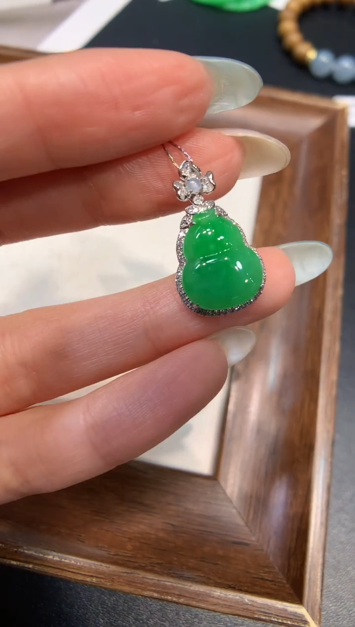 颈饰18K金镶嵌翡翠葫芦