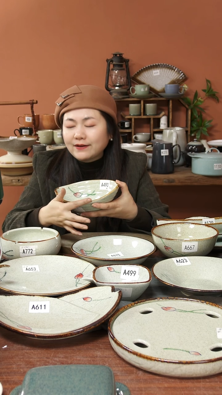 陶瓷A490 一只手绘 荷花小元宝碗可能微瑕