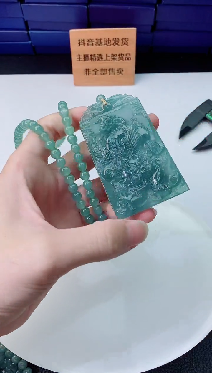 翡翠未镶嵌颈饰   `