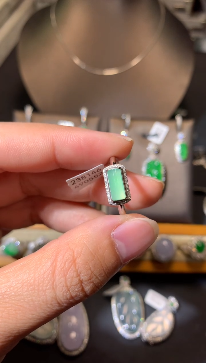 【闪购商品】翡翠吊坠(不含链)18K金镶嵌戒指