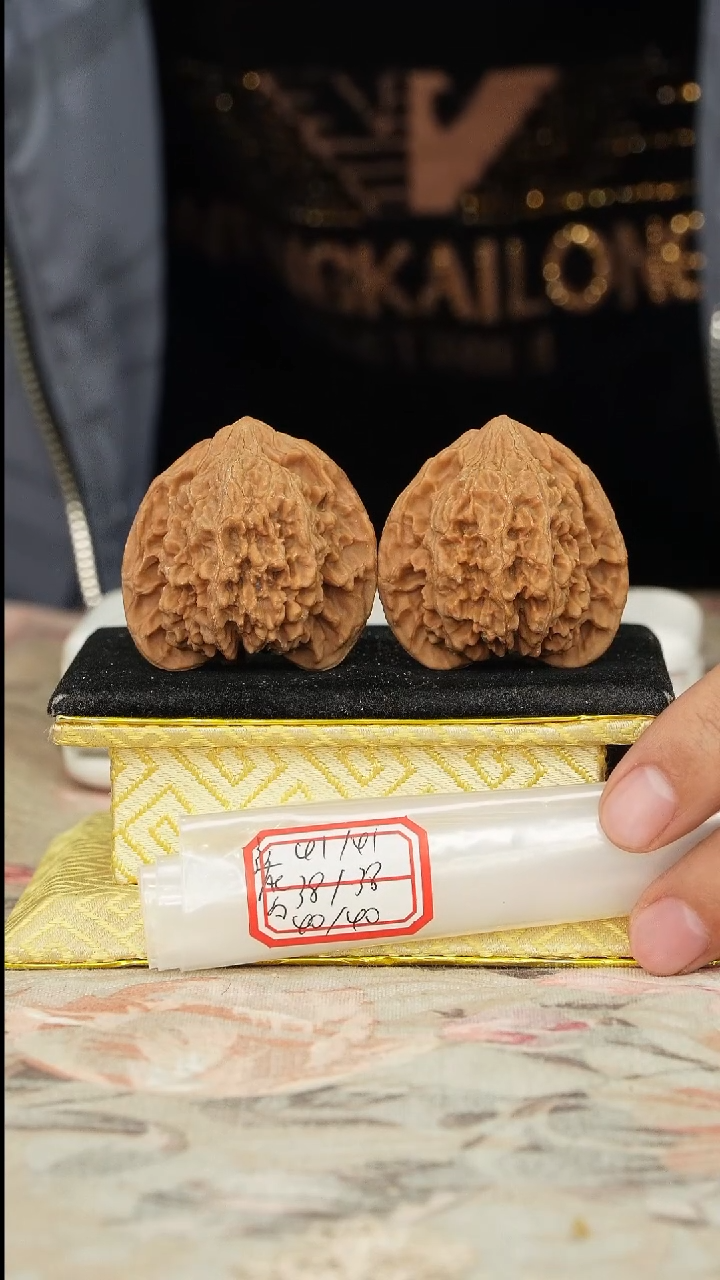 【闪购商品】文玩核桃把件满天星