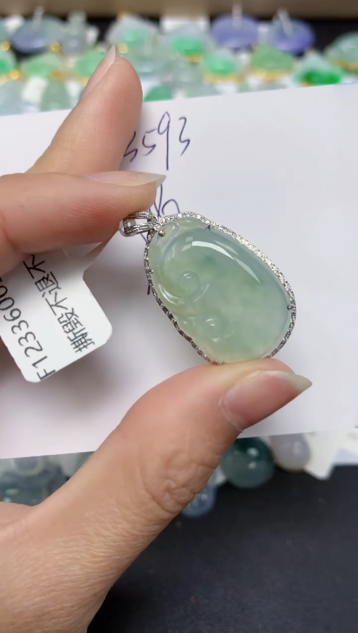 【闪购商品】翡翠18K金镶嵌颈饰 天然翡翠A货